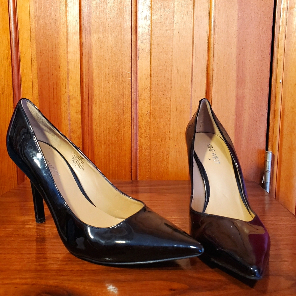 Black Nine West pointed toe pumps